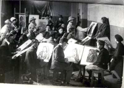 Abel Pann (wearing a tropical hat) during a lesson at the Bezalel School